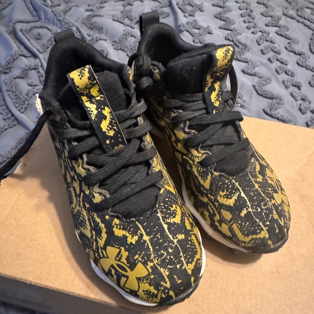 Under Armour Kids Black and Yellow Graphic Athletic Sneakers
